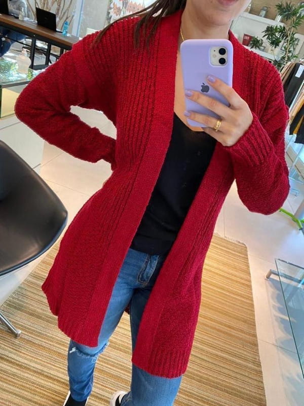 As cores do inverno 2021: modelo vestindo um casaco de tricot vermelho magenta.