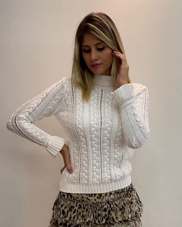 Roupas femininas para trabalhar em dias frios: modelo vestindo uma blusa de tricot.