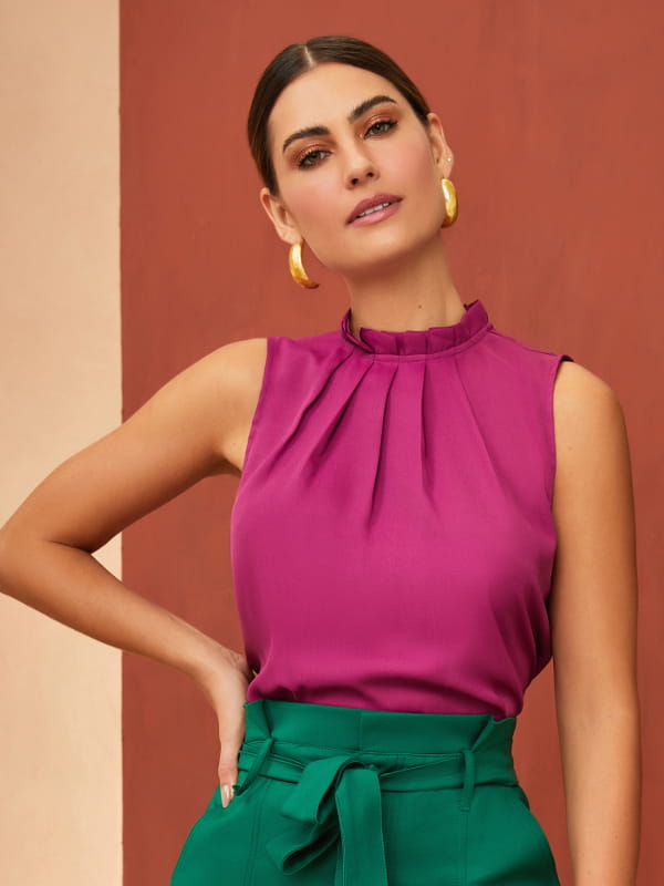 Blusa regata cavada: modelo vestindo uma regata fucsia com pregas.