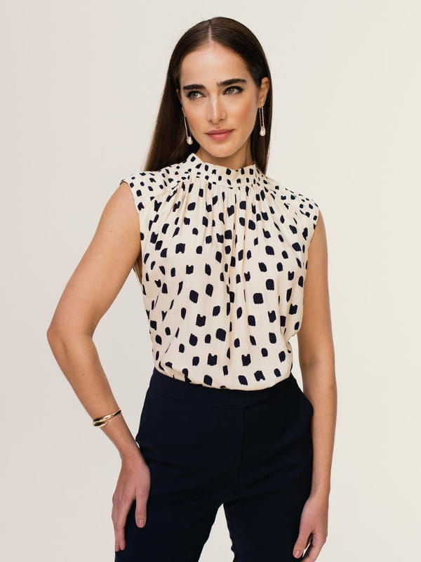 Blusa de crepe estampada: modelo vestindo uma regata de viscose estampada.