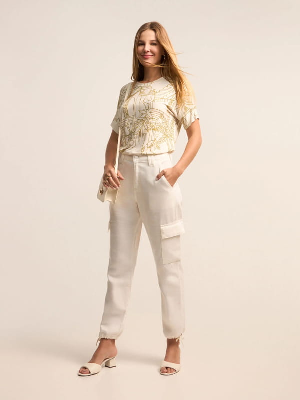 Blusa de viscose feminina: modelo vestindo uma blusa de viscose com estampa folhagens off white - look.