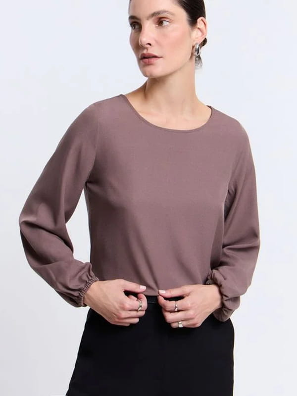 Blusa feminina de crepe: modelo vestindo uma blusa em crepe com decote redondo marrom.