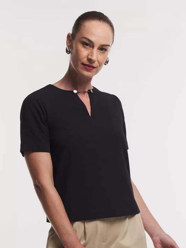 Blusa feminina de crepe: modelo vestindo uma blusa em crepe com detalhe de correntinha na gola.