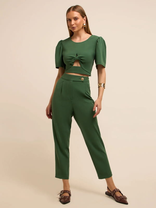 Blusa feminina de crepe: modelo vestindo uma blusa cropped em crepe com manga bufante e detalhe vazado verde - look.