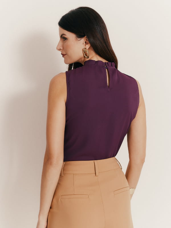 Cores que combinam com roxo: modelo vestindo uma blusa de crepe básica com pregas cor uva - costas.