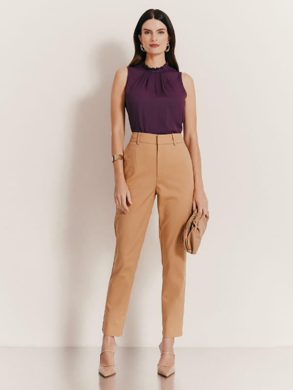 Cores que combinam com roxo: modelo vestindo uma blusa de crepe básica com pregas cor uva - look.