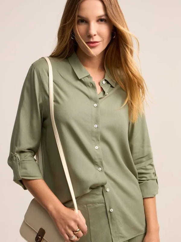 Moda Feminina Donna Modelli: modelo vestindo uma camisa básica em viscolinho com detalhe na manga.