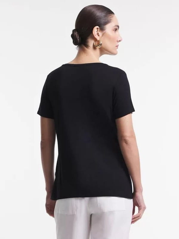 Blusas femininas: modelo vestindo uma blusa básica em meia malha com decote V preta - costas.