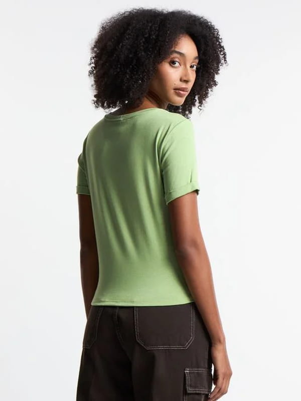 Blusa social feminina de crepe: modelo vestindo uma blusa em viscose com manga dobrada verde claro - costas.