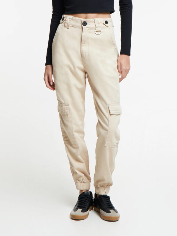 Looks com calça cargo feminina: modelo vestindo uma calça cargo feminina jogger cintura alta bege - detalhes.