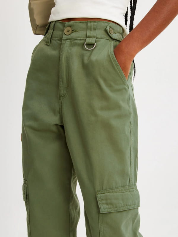 Looks com calça cargo feminina: modelo vestindo uma calça cargo feminina jogger cintura alta verde militar - detalhes.