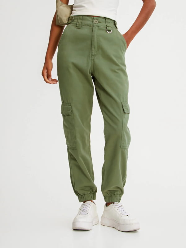 Looks com calça cargo feminina: modelo vestindo uma calça cargo feminina jogger cintura alta verde militar - estilo.