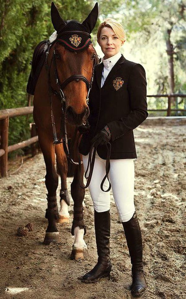 Calça montaria feminina: Edwina Tops-Alexander ao lado do seu cavalo.