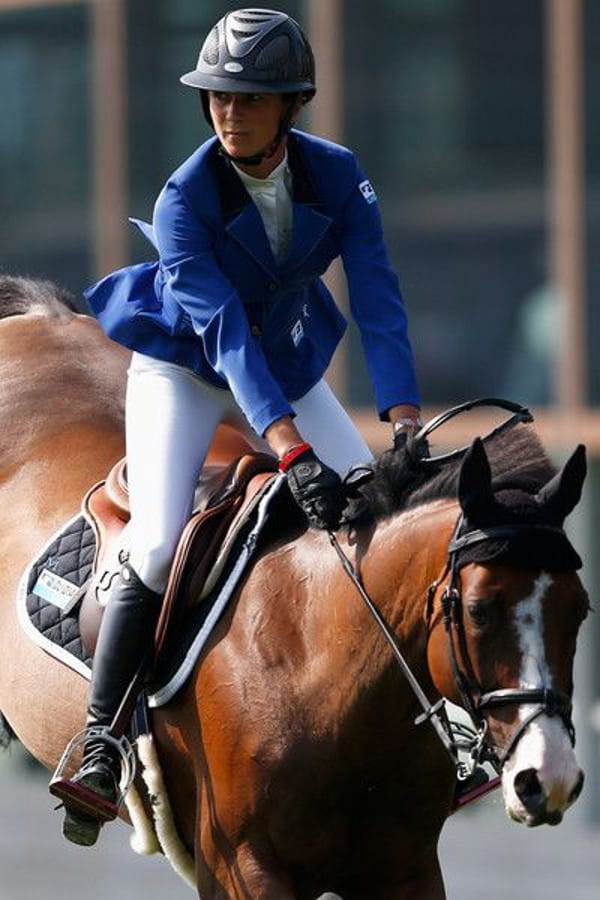 Calça montaria feminina: Penelope Leprevost montando o seu cavalo.