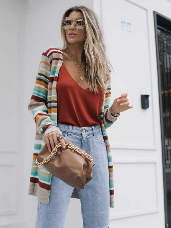 Looks com cardigan feminino longo: modelo mostrando detalhes de um cardigan colorido.