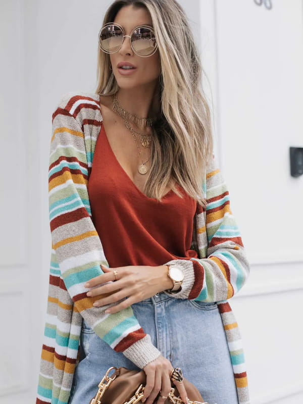 Looks com cardigan feminino longo: modelo mostrando um look completo com cardigan colorido.