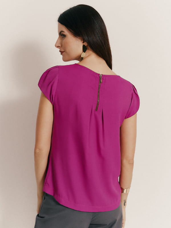 Cores que combinam com cinza: modelo vestindo uma blusa de crepe fucsia com detalhe gota - costas.