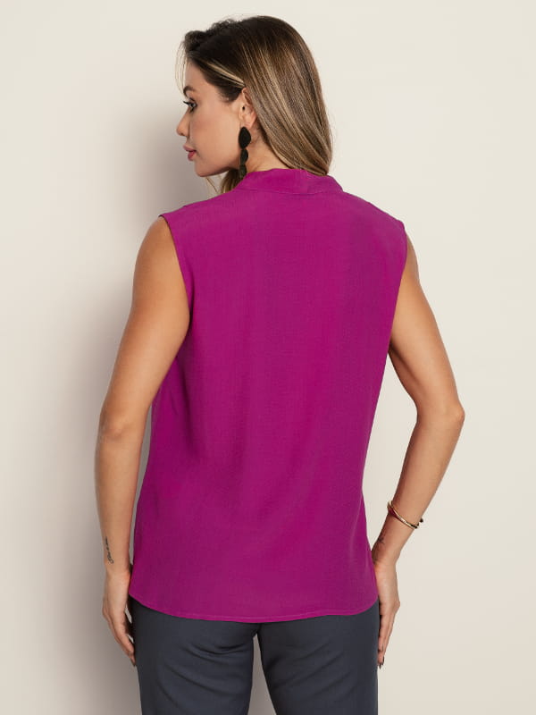 Cores que combinam com cinza: modelo vestindo uma regata feminina de viscose fucsia com pregas e decote V - costas.