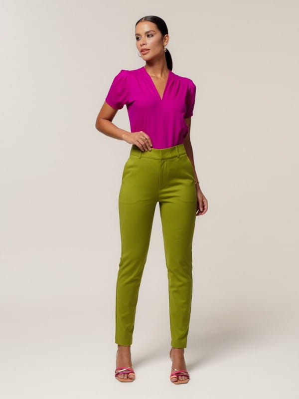 Cores que combinam com fucsia: modelo vestindo uma blusa de malha decote V.