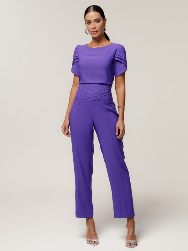 Cores que combinam com roxo: modelo vestindo uma blusa de crepe alfaiataria decote redondo - look.