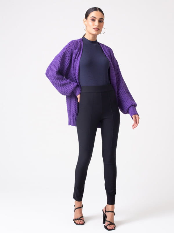 Cores que combinam com roxo: modelo vestindo uma calça feminina skinny em malha ponto roma - look.