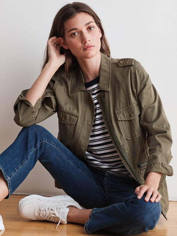 Estilo militar: a moda que vai e volta: modelo usando uma calça slouchy jeans com blusa preta.