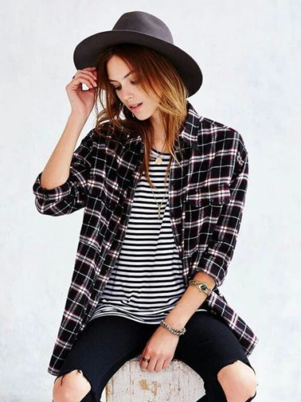 Look boyish: saiba como montar: modelo com uma camiseta e camisa xadrez por cima.