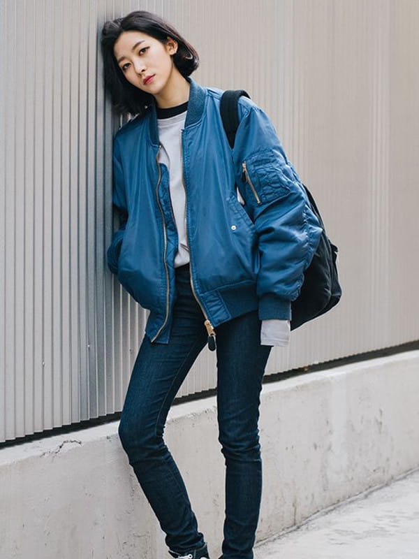 Look boyish: saiba como montar: modelo vestindo com uma jaqueta azul.