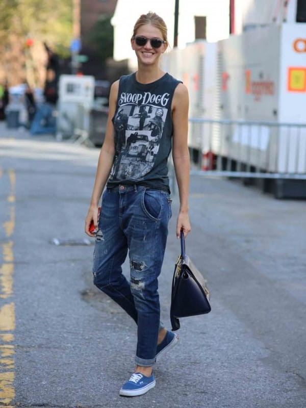 Look boyish: saiba como montar: modelo vestindo uma regata Snoop Dogg e calça jeans.