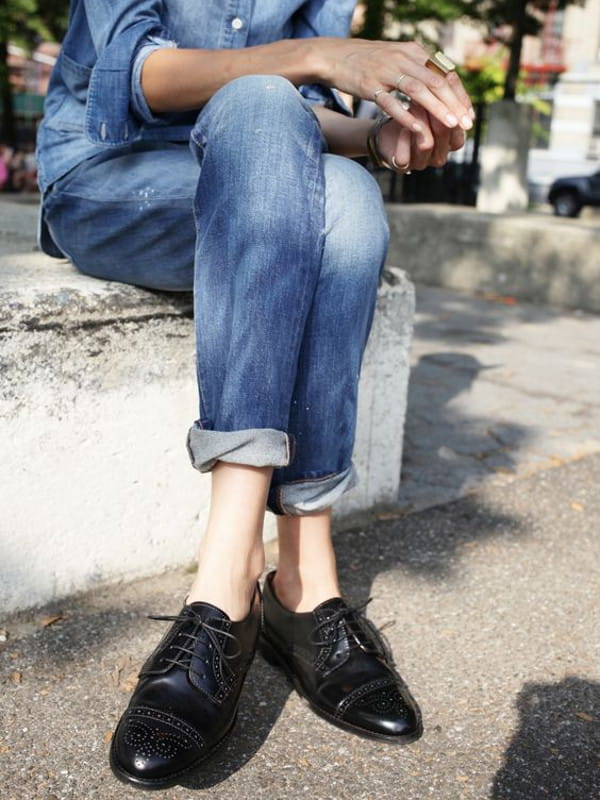 Look boyish: saiba como montar: modelo vestindo camisa e calça jeans com sapato oxford.