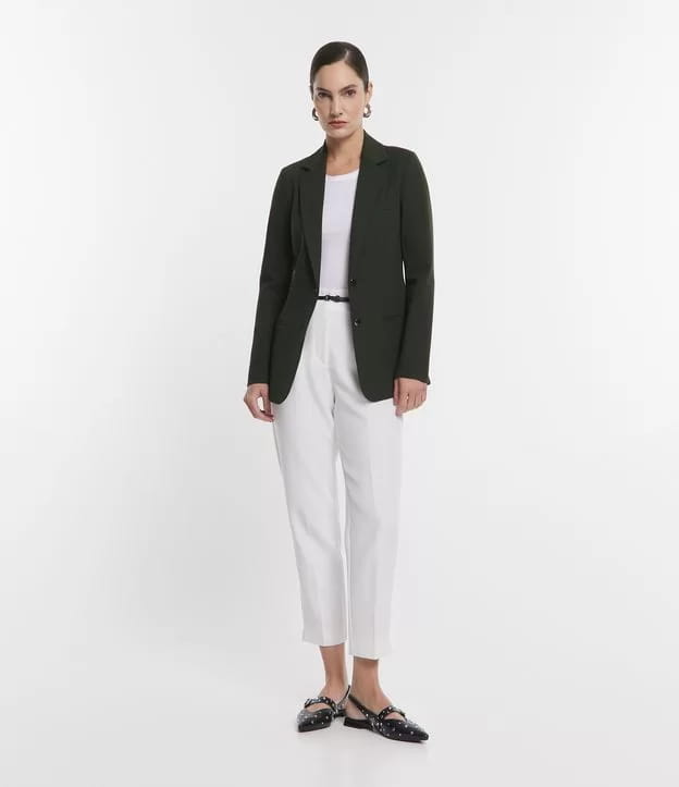 Look social feminino: modelo vestindo um blazer alongado ponto roma com bolsos embutidos verde musgo - look.