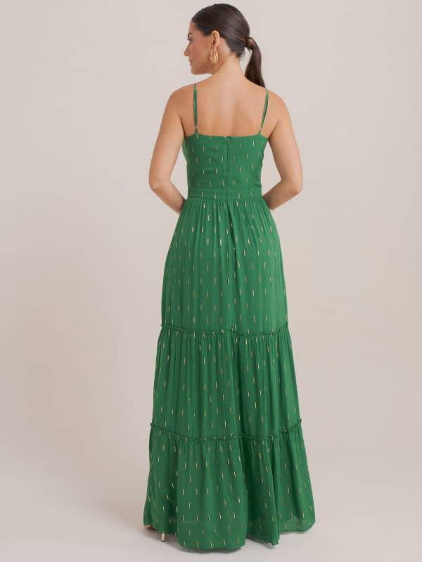 Looks com as costas a mostra: modelo com um vestido verde de alcinha - costas.