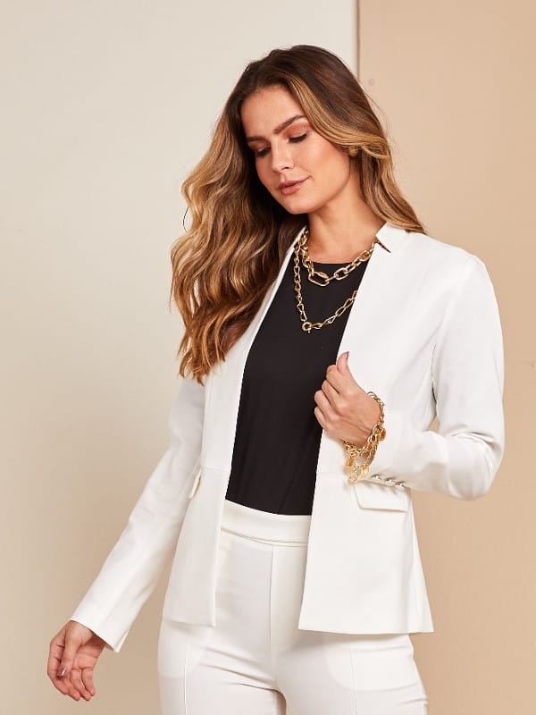 Looks com blazer branco feminino: modelo vestindo blazer e calça alfaiataria.