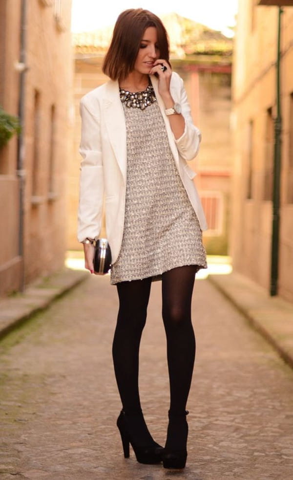 Looks com blazer branco feminino: mulher vestindo blazer e vestido.