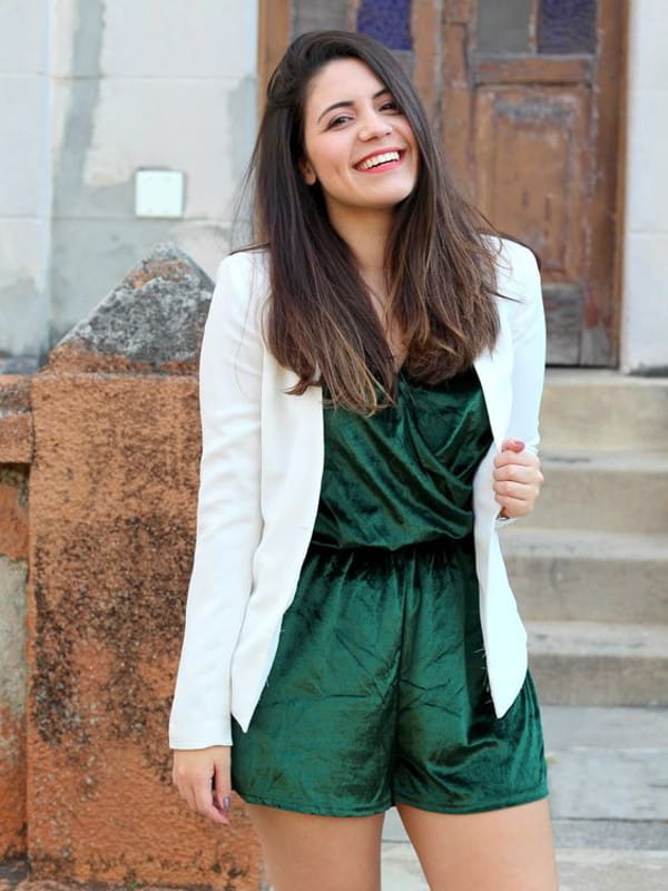 Looks com blazer branco feminino: mulher vestindo um blazer sobre um macaquinho.