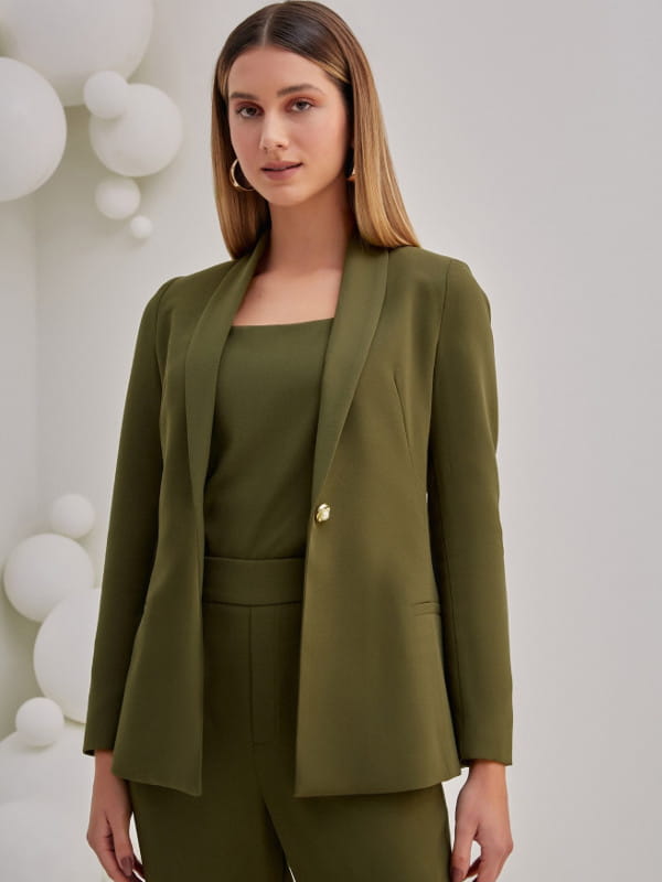 Looks com blazer feminino: modelo usando um conjunto Tailleur verde.