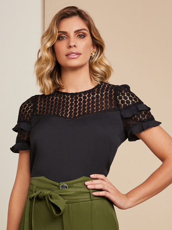 Looks com blusa de renda: modelo vestindo uma blusa de renda para ocasiões formais.