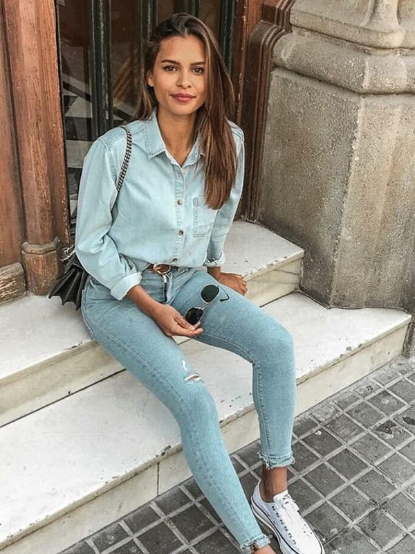 Looks com camisa jeans: modelo vestindo total jeans.