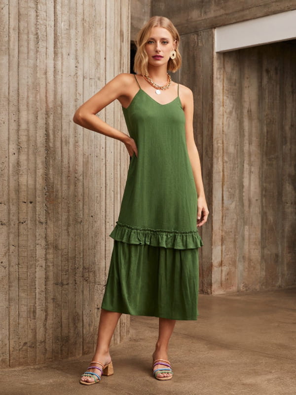 Looks com vestidos: modelo com um vestido frente única na cor verde.