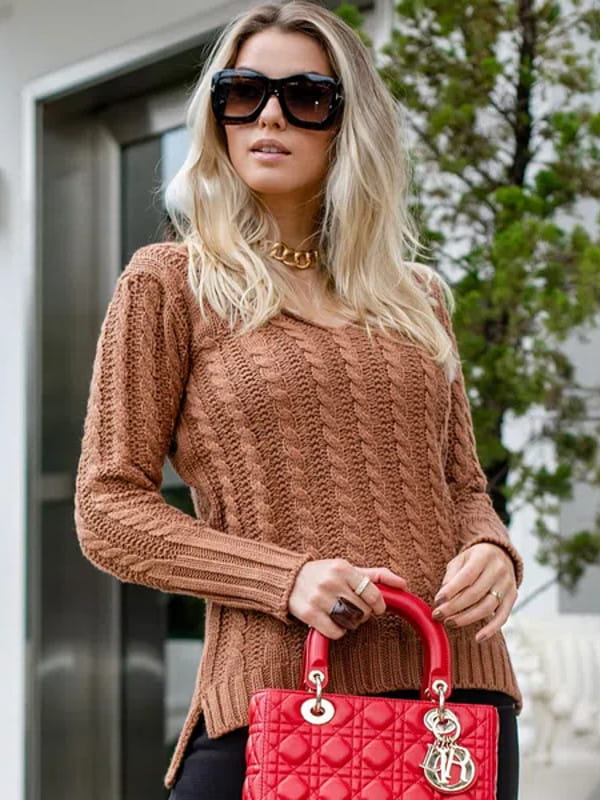 Looks de inverno para trabalhar: modelo vestindo um look com blusa de tricot.