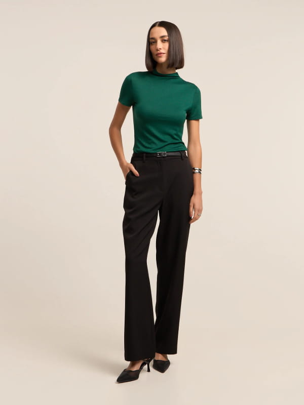 Looks para trabalhar: modelo vestindo uma blusa em viscose texturizada com gola alta verde - look.