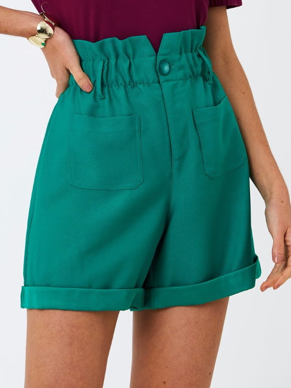 Modelagem Clochard: em alta o ano todo: modelo com um shorts clohcard verde.