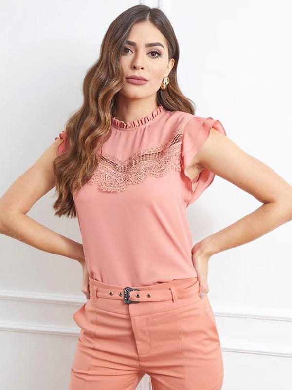 Modelos de blusas de renda: mulher linda vestindo uma blusa de viscose com renda e babado.