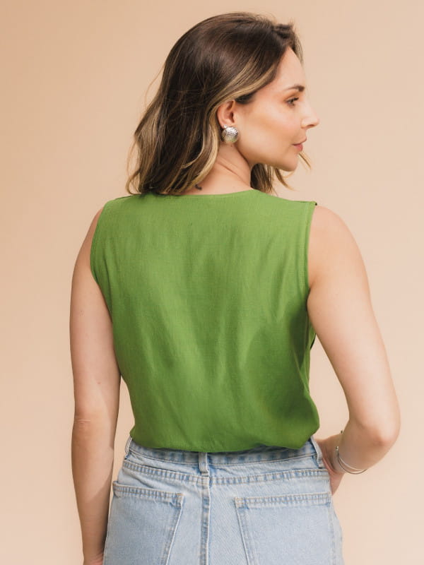 Regata de viscose feminina: modelo vestindo uma regata com decote V na cor verde com uma calça jeans - costas.