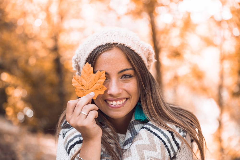 Roupas femininas para trabalhar em dias frios: modelo vestindo gorro e cachecol.