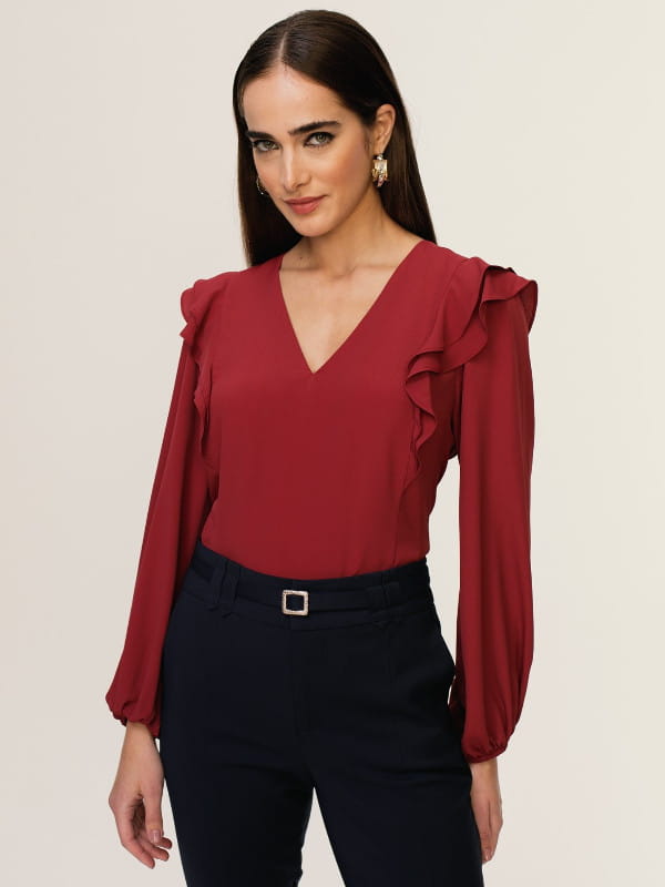 Roupas femininas para trabalhar: modelo vestindo uma blusa de crepe manga longa na cor vinho.