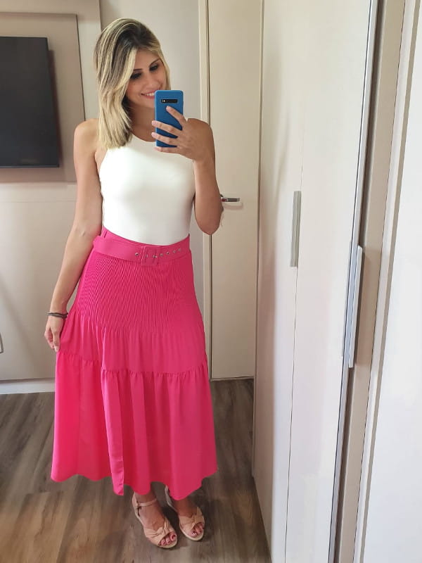 Roupas para Ano Novo: modelo vestindo regata body com saia rosa.