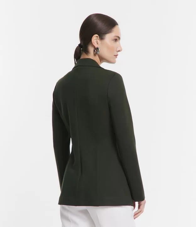 Roupas sociais femininas: modelo vestindo um blazer alongado ponto roma com bolsos embutidos verde musgo - costas.