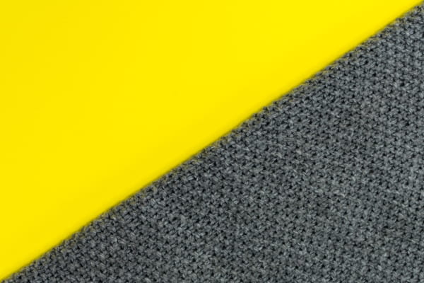 Tendências de cores para 2021: imagem com as cores ultimate gray e amarelo.