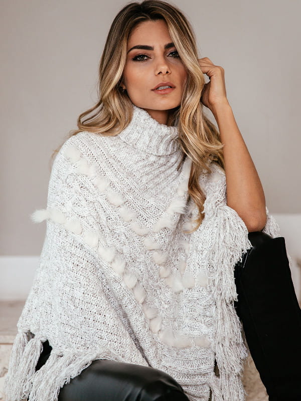 Blusa de frio de tricot: modelo vestindo um poncho de tricot.